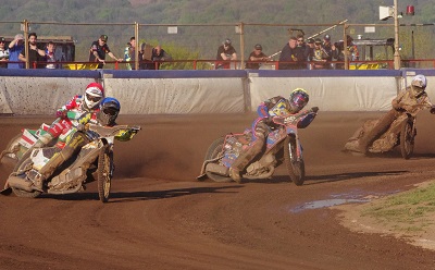 Josh Bailey leads heat 8 just before Danny Ayers T-bones Zaine