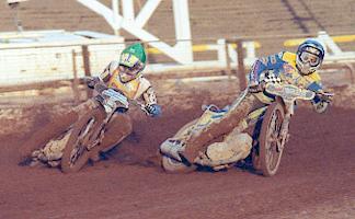 Chris Holders passes Benji in heat 4